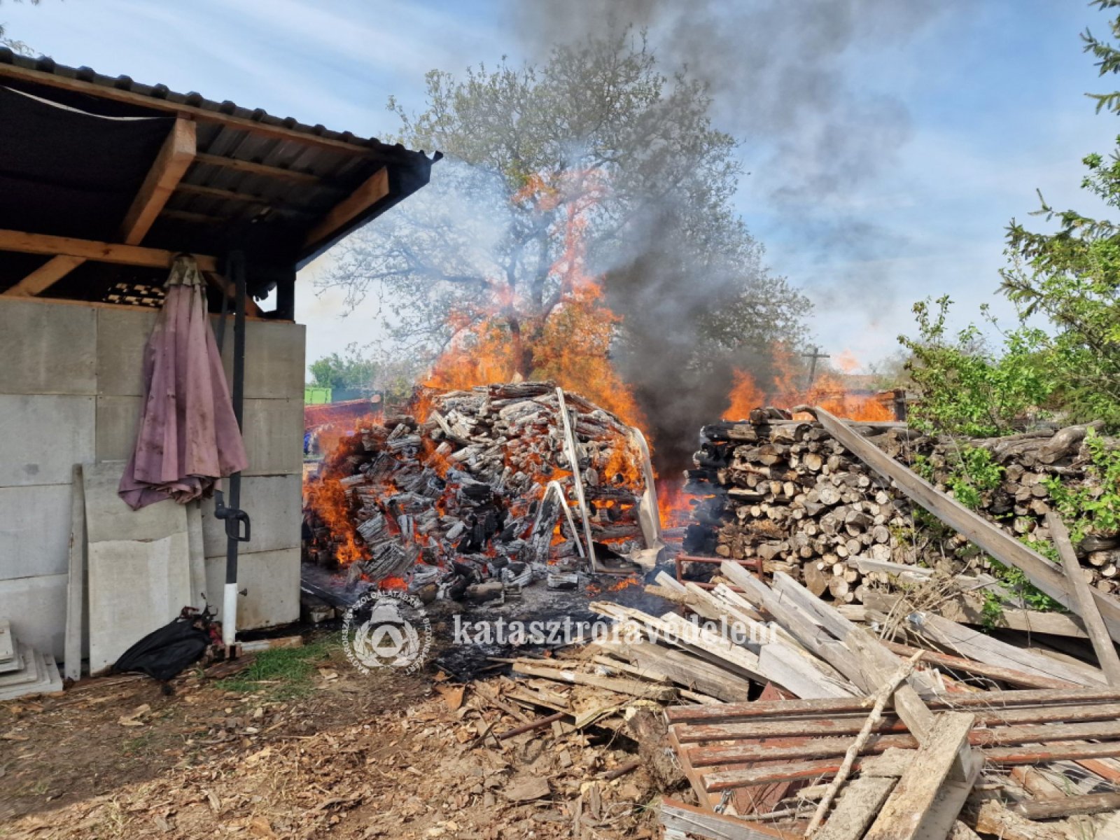 Lángok és kidőlt fa - A pápai tűzoltók vasárnapi esetei