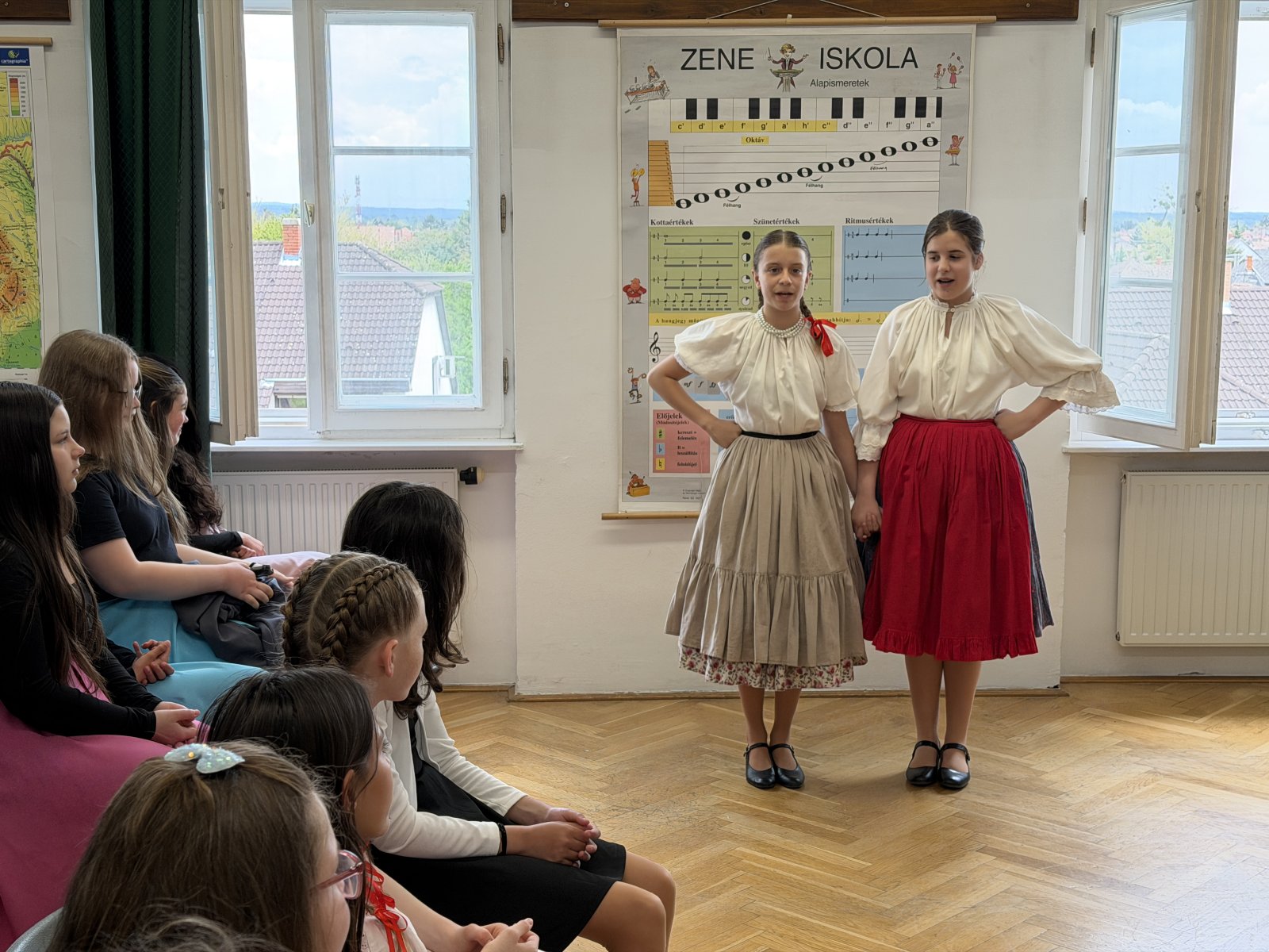 Népdalok, szép ruhák és lelkes énekesek