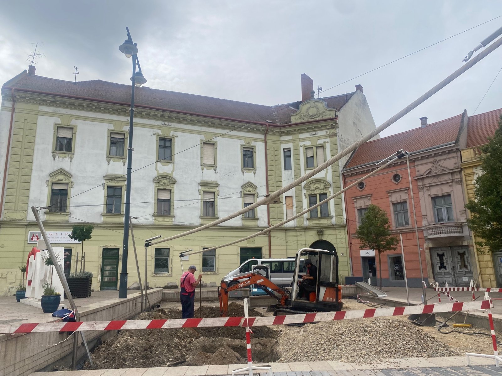 Fákkal és árnyékos pihenőhellyel újul meg a város központja
